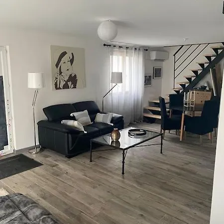 Maison Grand Independant Avec Jardin Et Piscine Communs Ferienhaus *