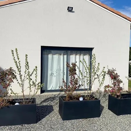 Maison Grand Independant Avec Jardin Et Piscine Communs