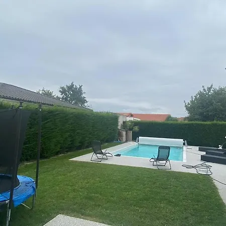Maison Grand Independant Avec Jardin Et Piscine Communs *